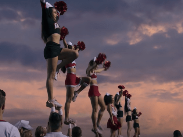 Resenha: CHEER e os estereótipos de gênero em torno do&nbsp;cheerleading