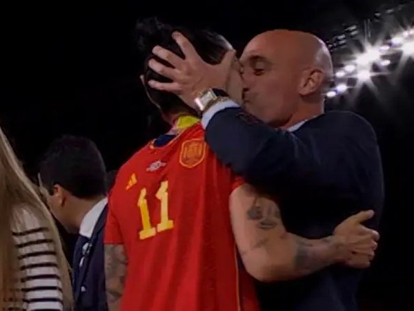 Crítica de mídia: Caso Jenni Hermoso e os avanços da cobertura midiática do assédio no futebol&nbsp;feminino